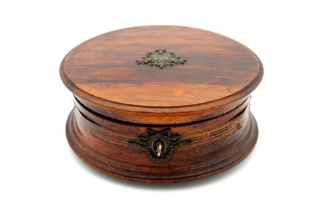 Guarda jóias em madeira com aplicações em prata